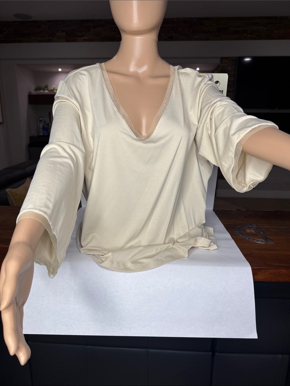 Harari Women’s Cream V-Neck Long Sleeve Relaxed Tee